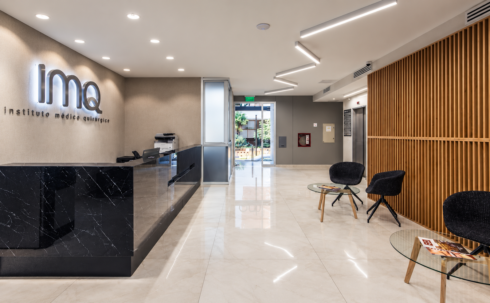 Recepción IMQ, con el logo del Instituto Médico Quirúrgico visible.